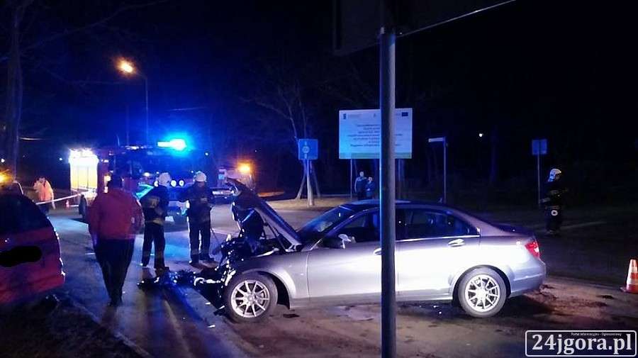 Zderzenie dwóch aut w Sobieszowie. Taxi wjechało w budynek