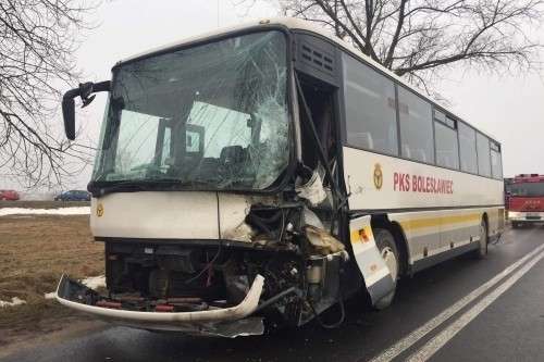 Koło Nowogrodźca autobus zderzył się z ciężarówką