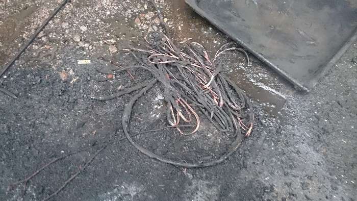 Wypalał izolację z przewodów elektrycznych 