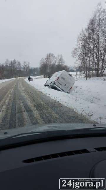 Intensywne opady śniegu w regionie. Bardzo trudne warunki na drogach.