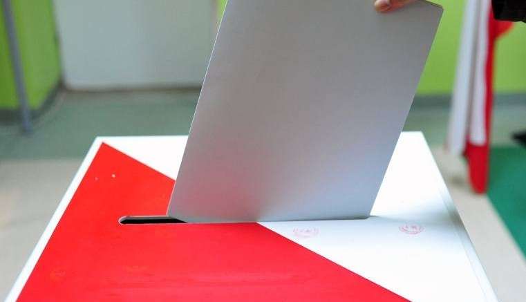 45 proc. Polaków nie utożsamia się z żadną partią