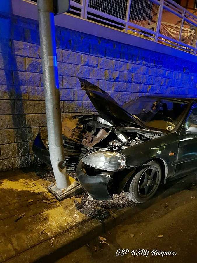 W Karpaczu auto uderzyło w słup