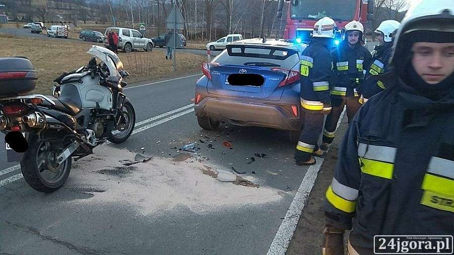 Zderzenie motocyklisty z samochodem osobowym pod Sosnówką