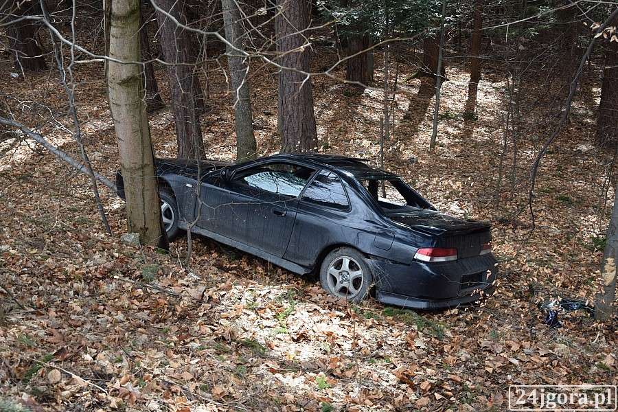 W Szklarskiej Porębie auto wpadło do lasu