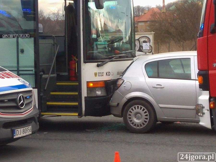 Zderzenie autobusu i trzech samochodów osobowych