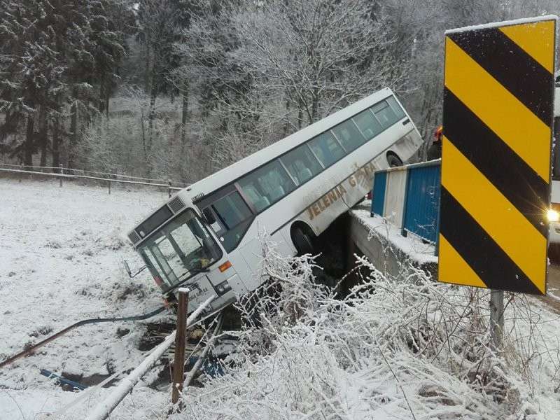 Autobus z pasażerami wypadł z drogi