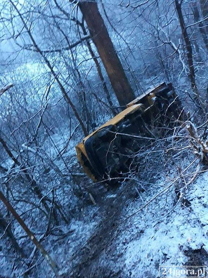 Samochód wypadł z drogi i dachował