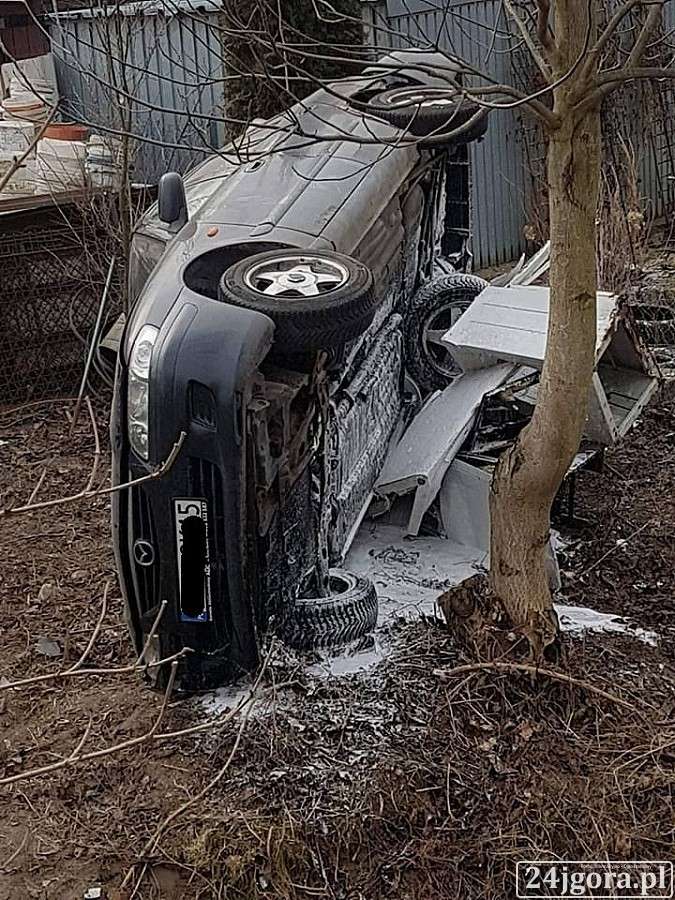 Stracił panowanie nad autem, po chwili dachował