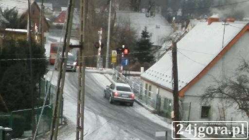 Kolejna awaria na przejeździe kolejowym w Piechowicach