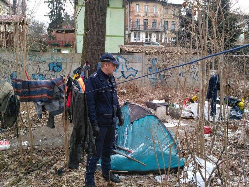 Bezdomny spał w namiocie w temperaturze minus 16 stopni. 