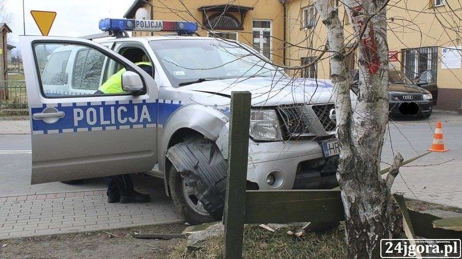 Pościg w Wojcieszycach. Radiowóz uderzył w budynek (VIDEO)