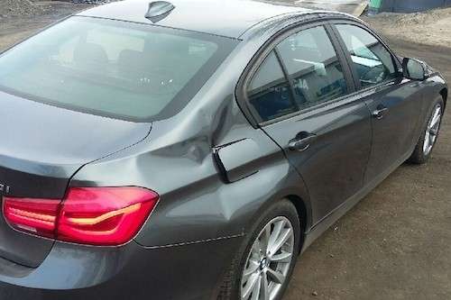 Stuknął policyjne BMW