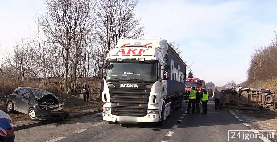 Wypadek w Radomierzu. Pięć osób w szpitalu (VIDEO)