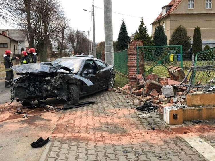 Peugeotem w ogrodzenie. Kierowca uciekł z miejsca zdarzenia