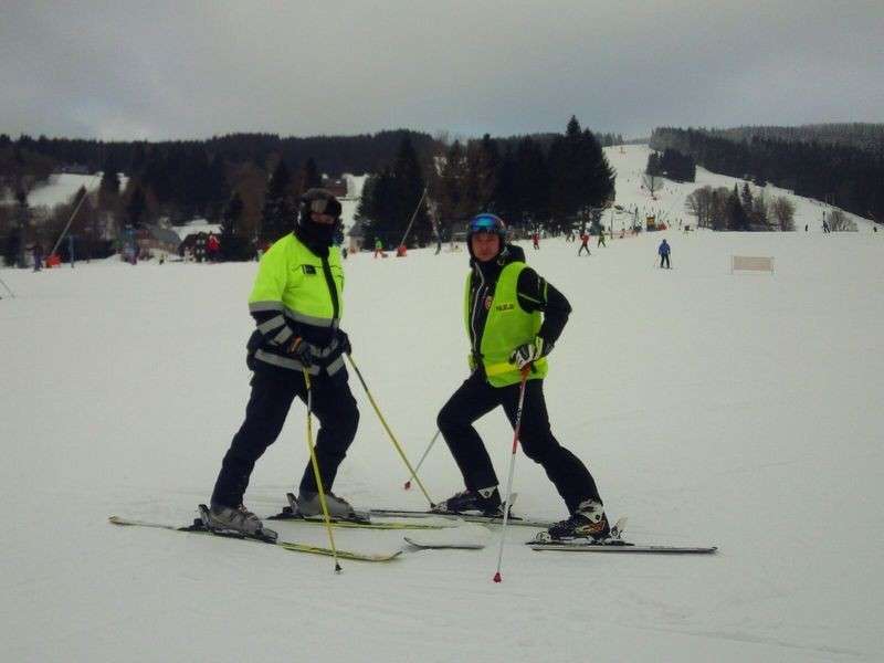 Policyjny polsko-czeski patrol narciarski w Rokytnicach nad Jizerou.