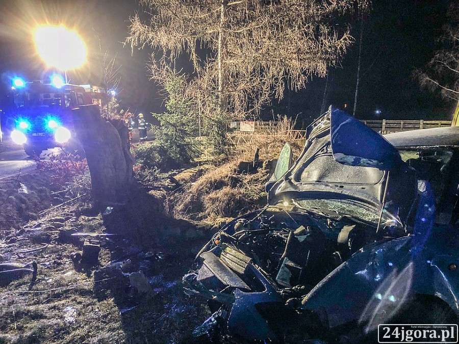 Podgórzyn : Audi wypadło z drogi. Dwie osoby w szpitalu