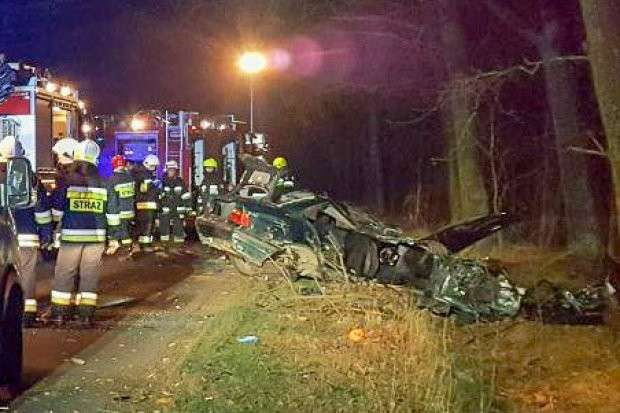 Skasowane BMW i młodzi ludzie walczą o życie