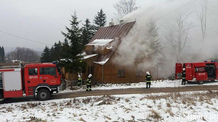 Strażacy walczą z pożarem w Przesiece (ZDJĘCIA)