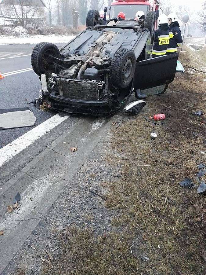 Wpadła w poślizg i dachowała na DK3