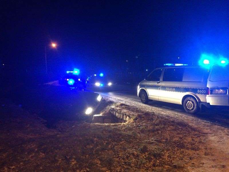 Nie zatrzymał się do kontroli drogowej i próbował przejechać policjantów