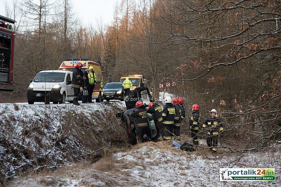 Suzuki w rowie. Uwaga kierowcy! Jest ślisko!