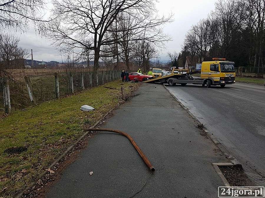 Wypadł z drogi i ściął latarnię