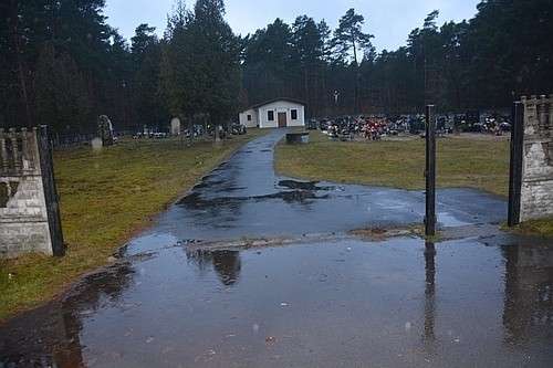 Ukradli bramę z cmentarza 