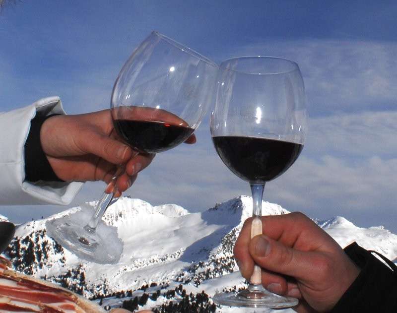 Mróz, śnieg, narty i grzaniec, czyli o odpowiedzialnym spożywaniu alkoholu