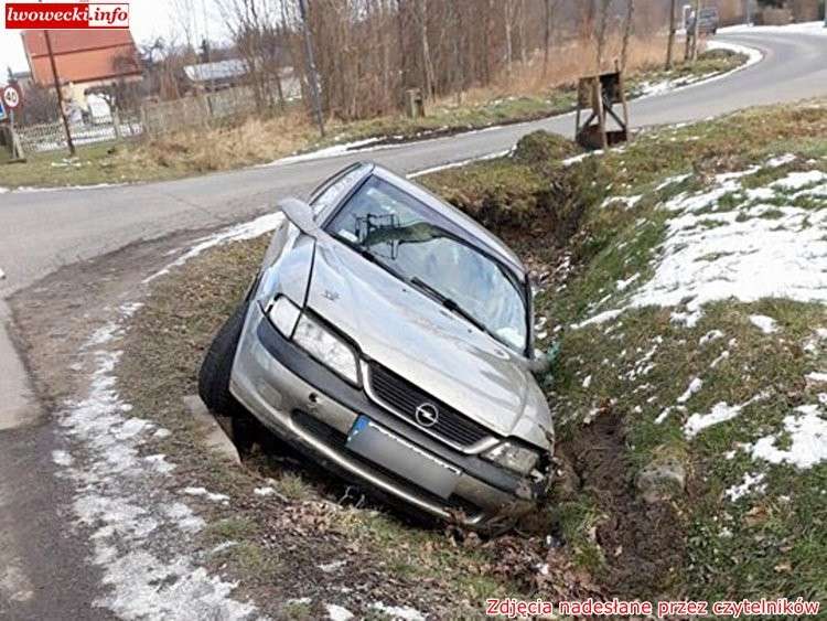 Opel w rowie