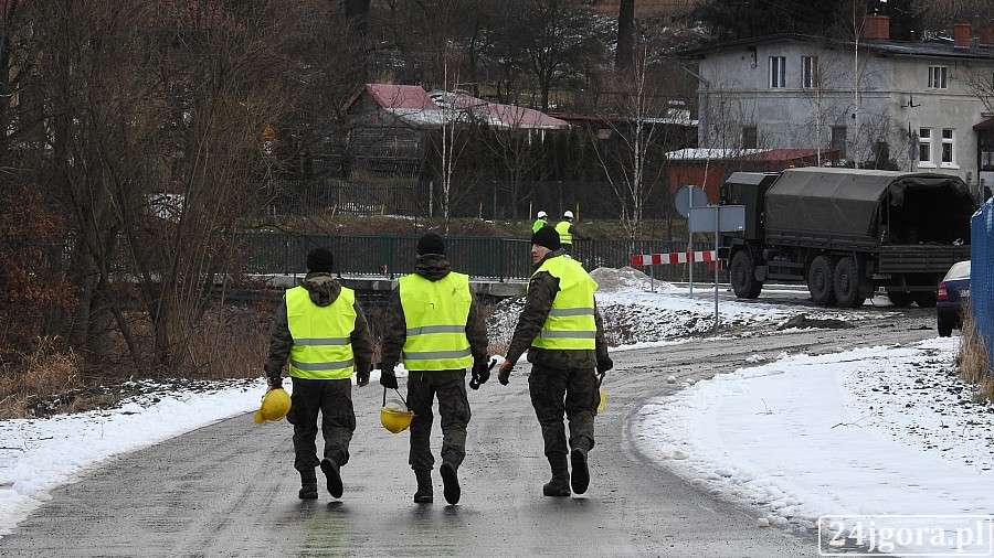 Wojsko stawia most w Dąbrowicy