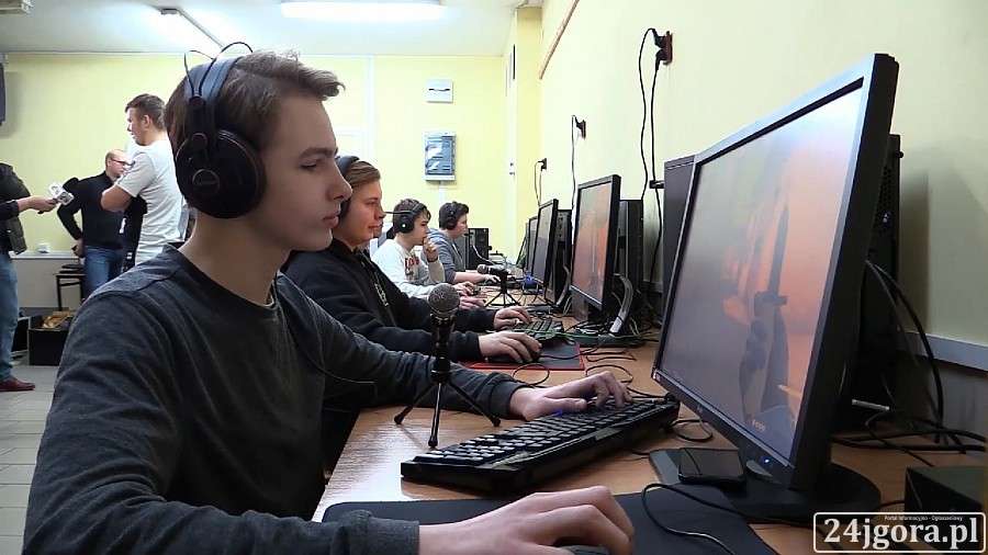 Najlepsi e-sportowcy rywalizują w ZSTiL w Piechowicach (VIDEO)