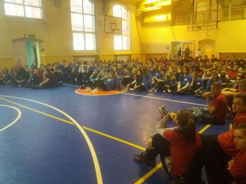 Policjanci rozmawiają z uczniami gimnazjum o zagrożeniach w ramach akcji 