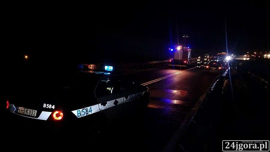 Auto uderzyło w bariery na krajowej trójce