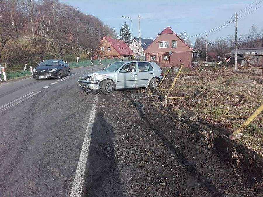 Stracił panowanie i uderzył w ogrodzenie.
