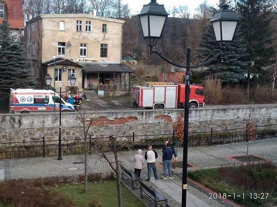 Podpalił dywan i omal nie doprowadził do tragedii.