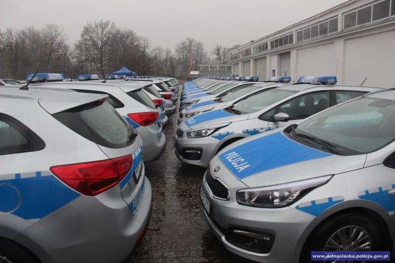 Policjanci otrzymali kolejne nowe pojazdy służbowe