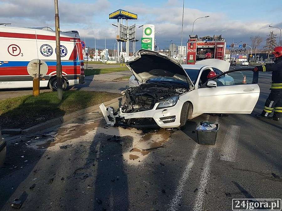 Zderzenie dwóch aut w Jeleniej Górze