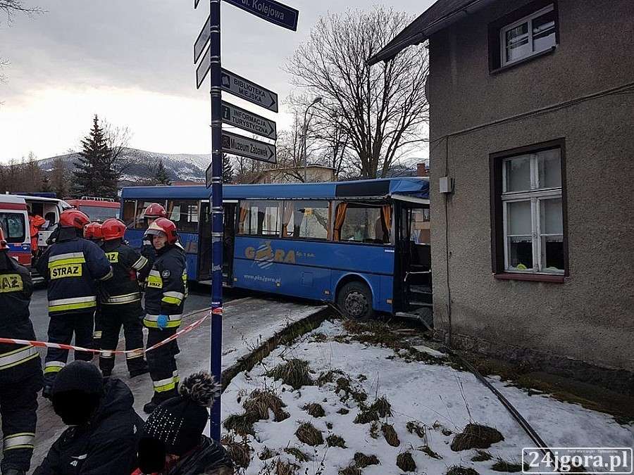 W Karpaczu autobus uderzył w budynek mieszkalny