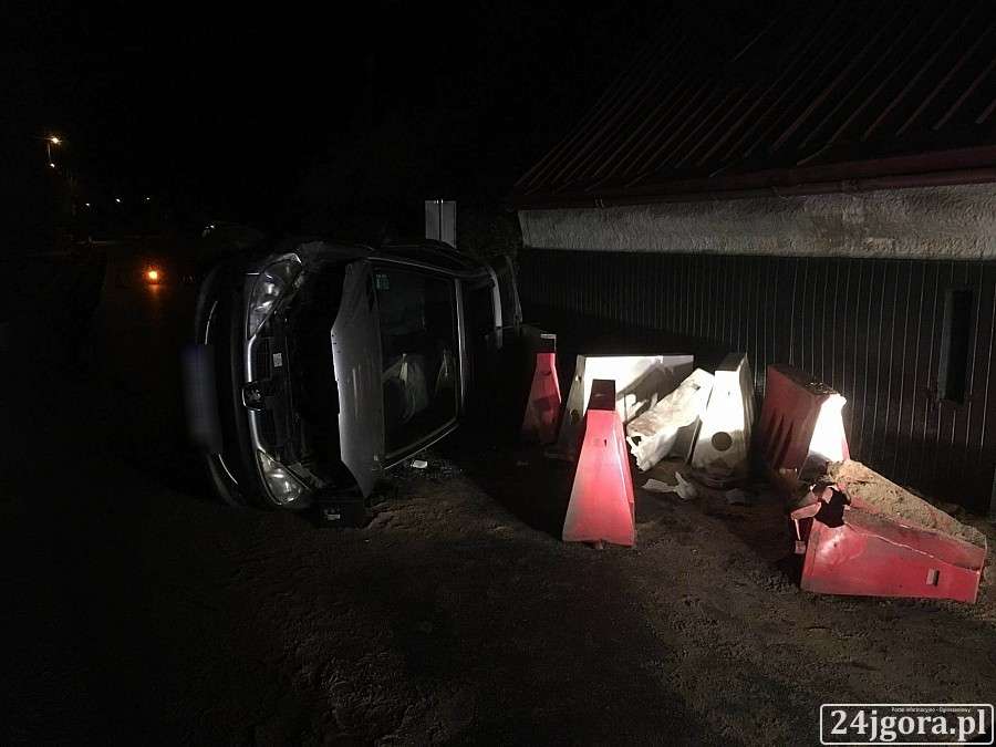 Piechowice: Przewrócony samochód. Kierowca i pasażer pijani.