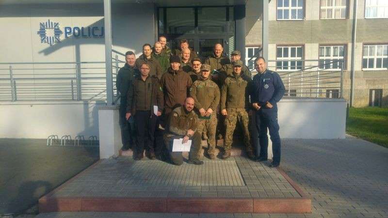 Policjanci szkolili strażników leśnych.