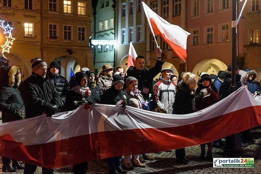 Wolne sądy! Wolna Polska! Manifestacja na jeleniogórskim rynku