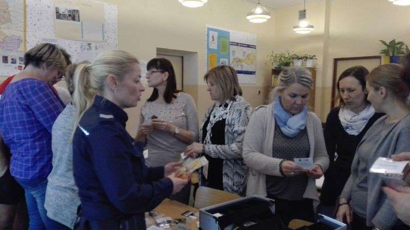 Policjanci w Szkole Podstawowej w Janowicach Wielkich