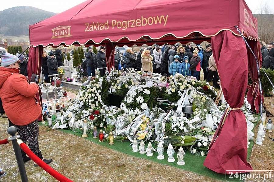 Piechowice : Pogrzeb trójki dzieci które zginęły w pożarze