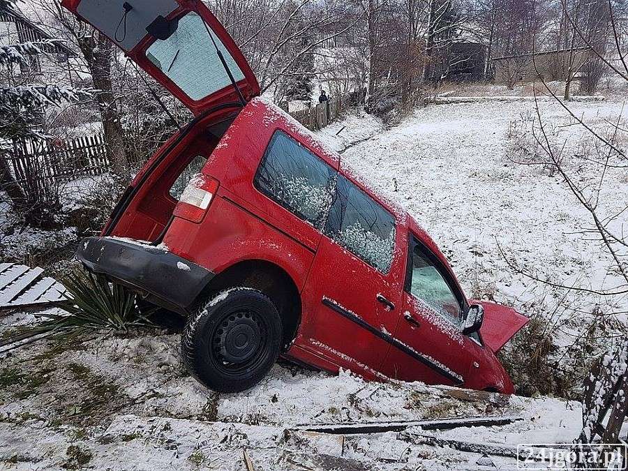 Rozwalił autem płot i wpadł do głębokiego rowu.