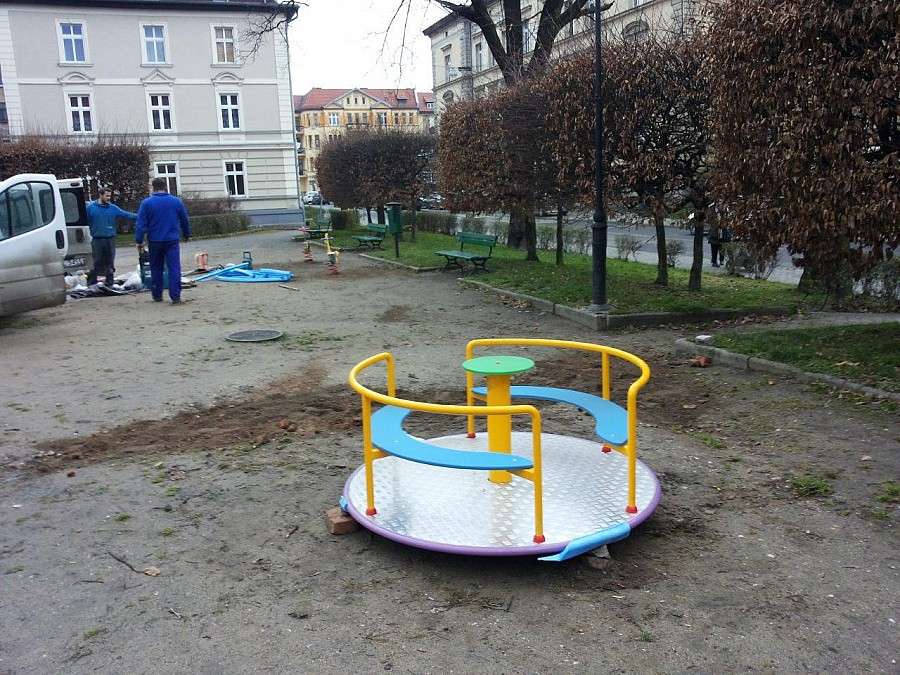 Doposażono miejskie place zabaw