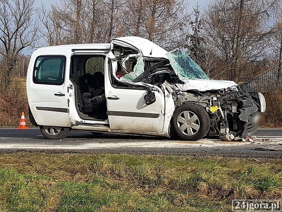 Zderzenie na DK30. Duże szczęście kierowcy Renault