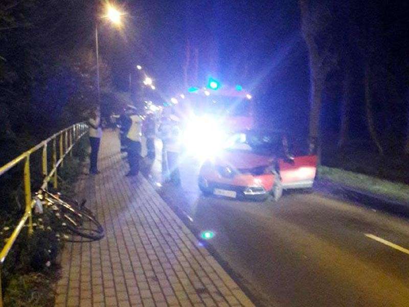 Omijała pijanego rowerzystę i uderzyła w drzewo