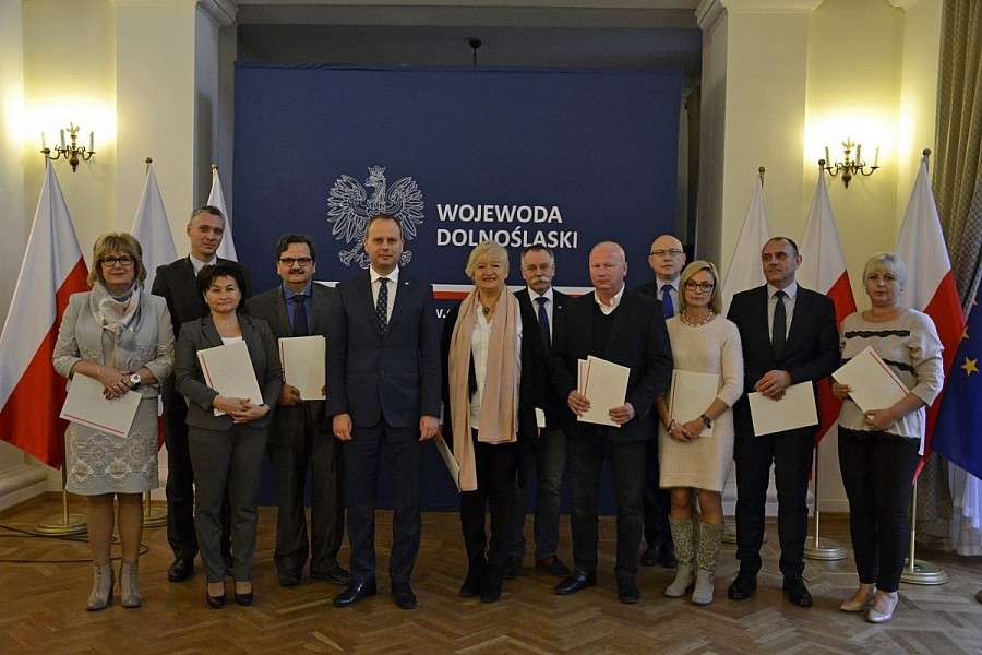 Nowa karetka i sprzęt dla jeleniogórskiego pogotowia