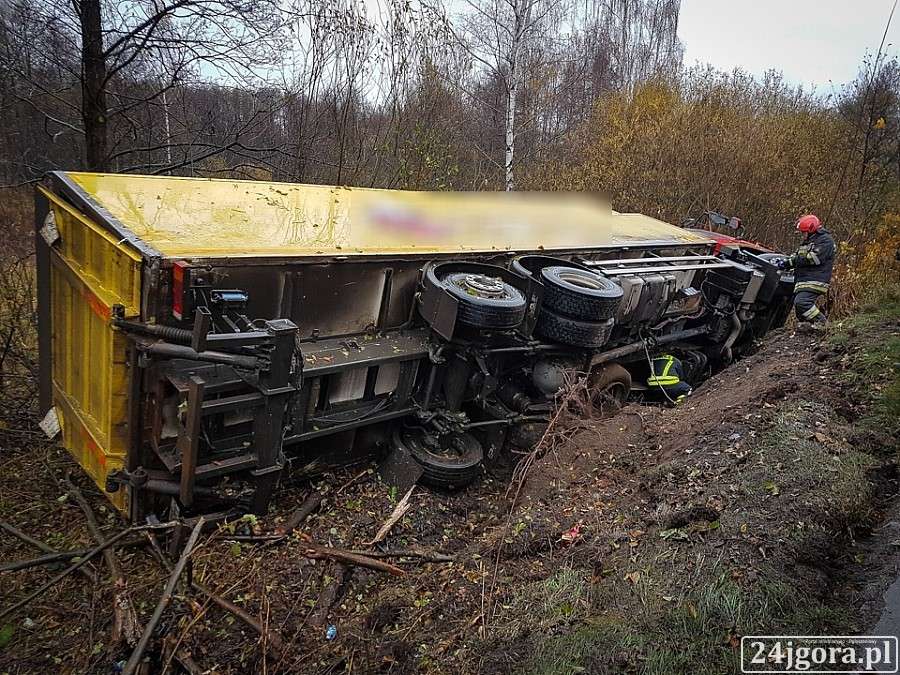 Ciężarówka w rowie. Trudne warunki na drogach.