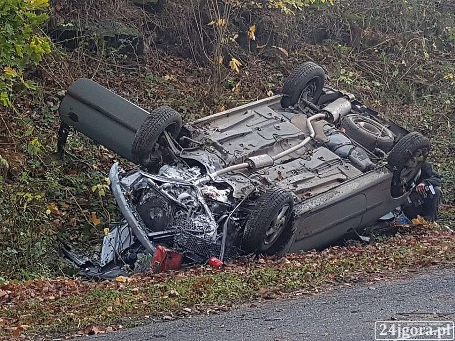 Dachowanie auta pod Przełęczą Kowarską